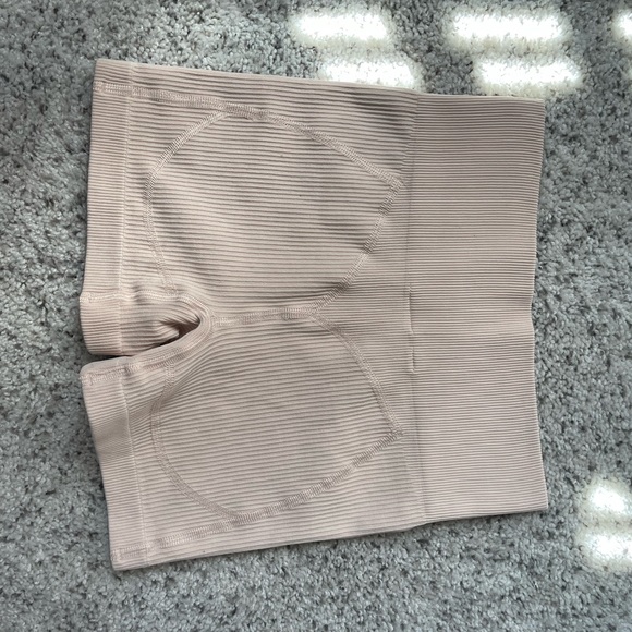 Bo+Tee Cream Shorts - Picture 3 of 4